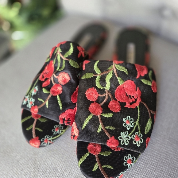 Charles David Women's Floral Embroidered Slides - Black and Red ~size 11 - Picture 2 of 4